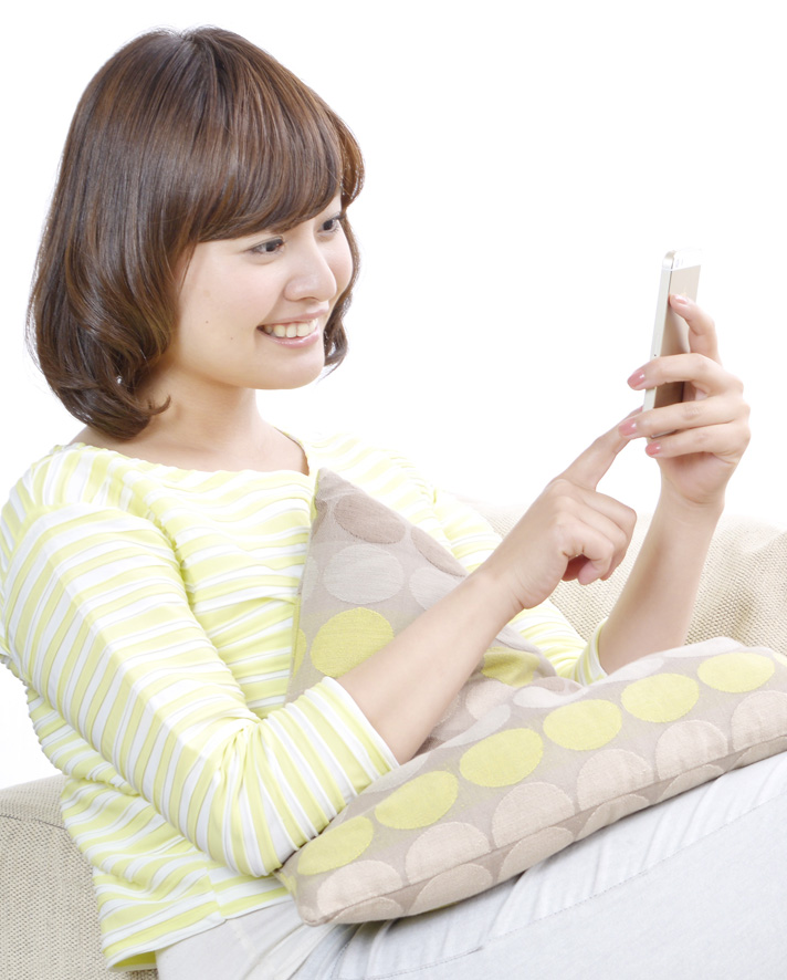 ケータイを見る女性