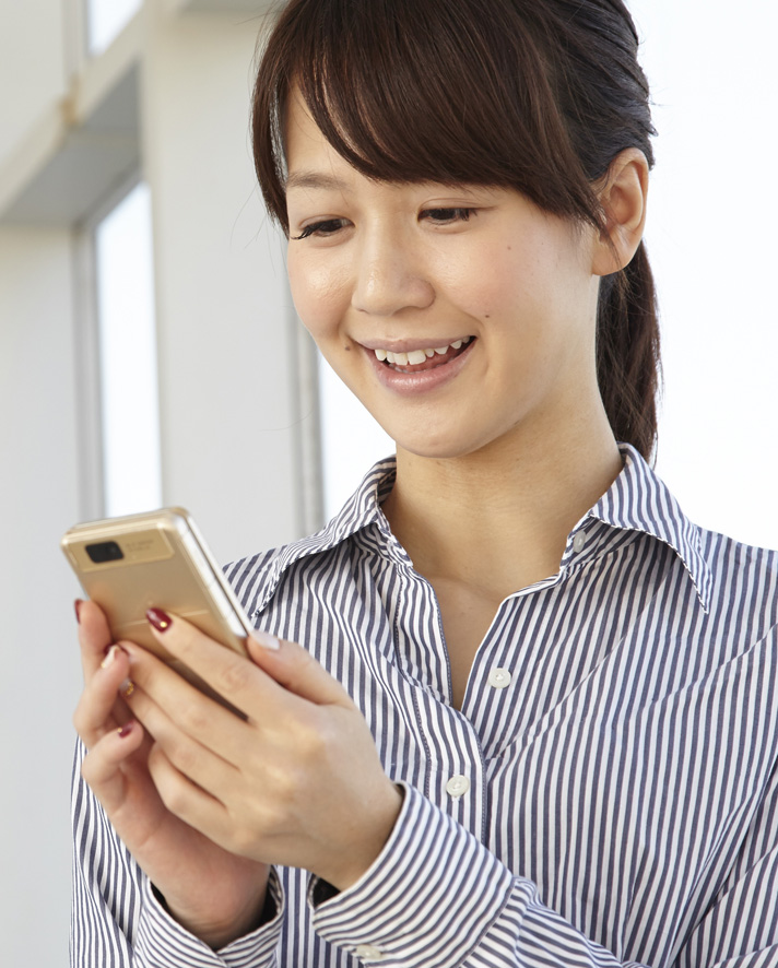 ケータイをみる女性